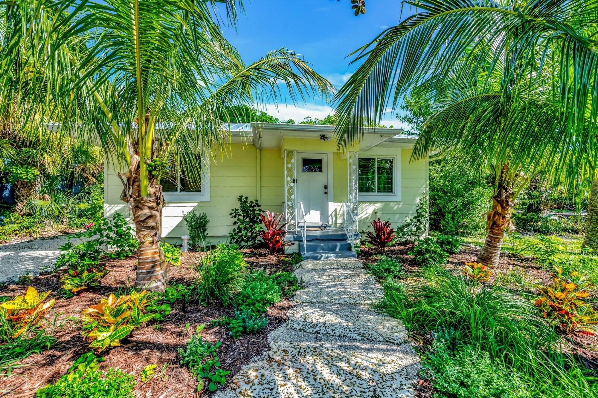 Casa Posada - So Close You Can Hear The Waves Historic Beach Cottage W Beach Gear Anna Maria Dış mekan fotoğraf